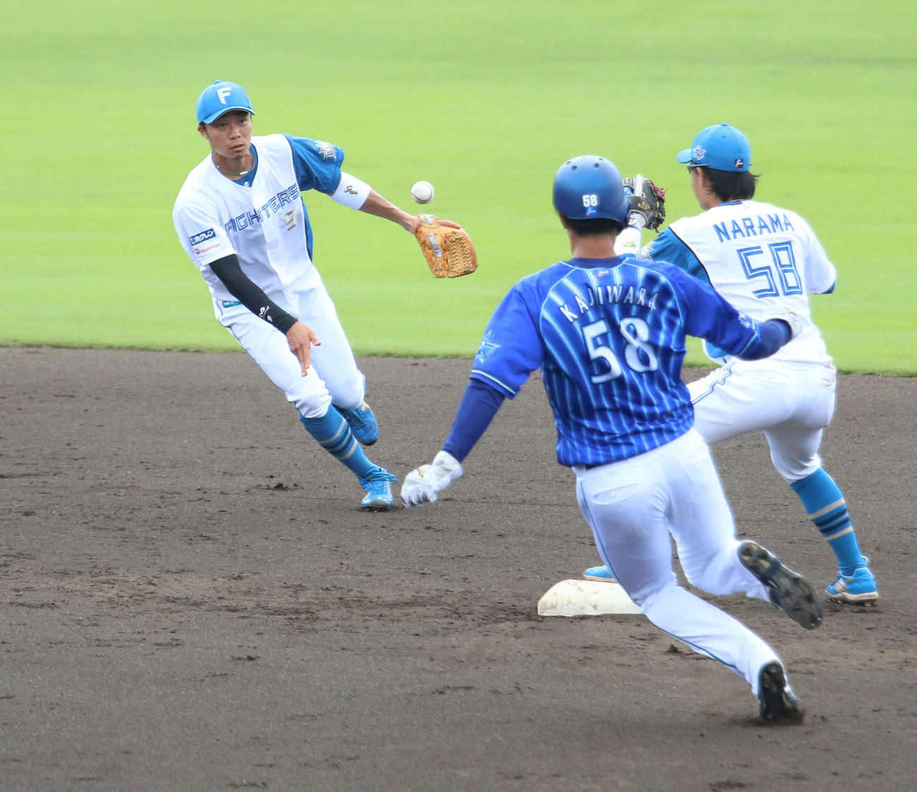 日本ハム対DeNA 3回表DeNA2死一、二塁　故障から実戦復帰した日本ハム中島が遊ゴロをさばく（撮影・木下大輔）