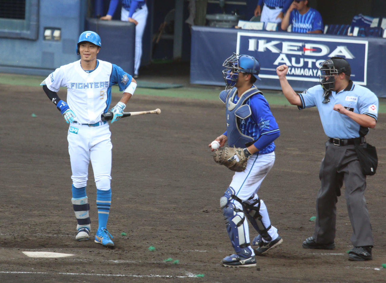 日本ハム対DeNA 4回裏日本ハム1死一塁　実戦復帰した日本ハム中島が見逃し三振に倒れて苦笑い（撮影・木下大輔）