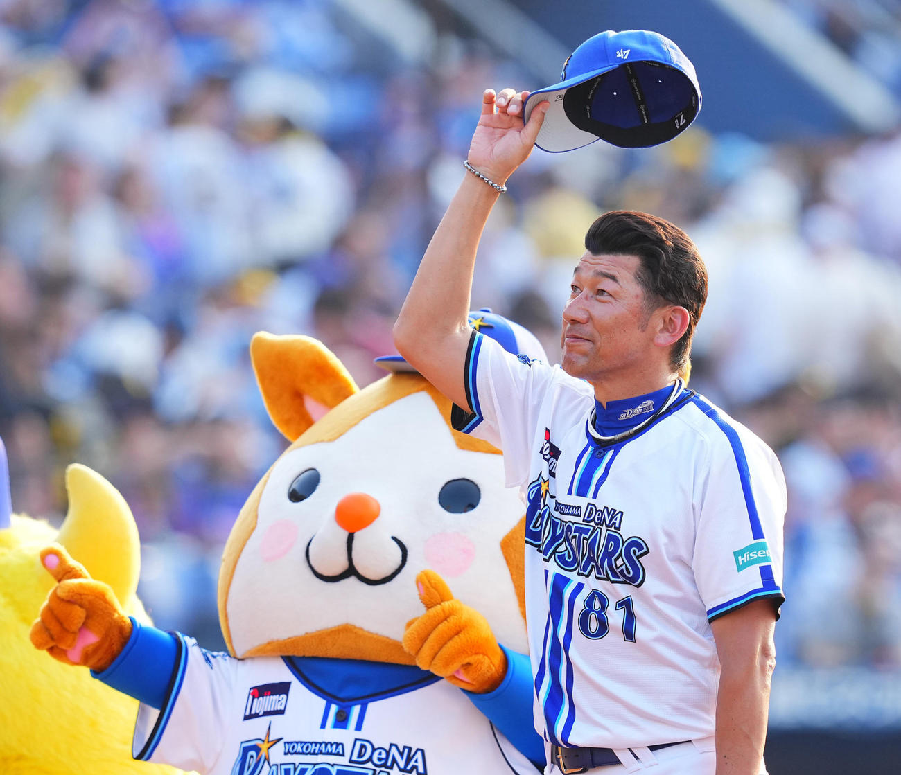 DeNA対阪神　阪神に3連勝しスタンドにあいさつするDeNA三浦監督（撮影・垰建太）