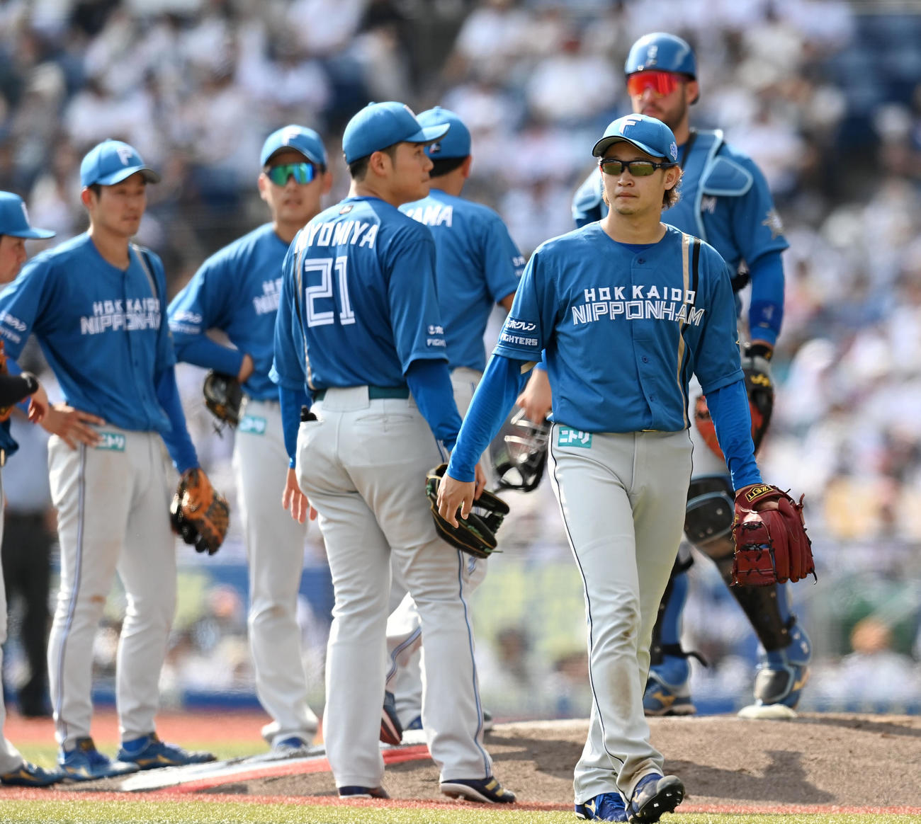 ロッテ対日本ハム　5回裏途中でマウンドを降りる日本ハム鈴木（撮影・横山健太）