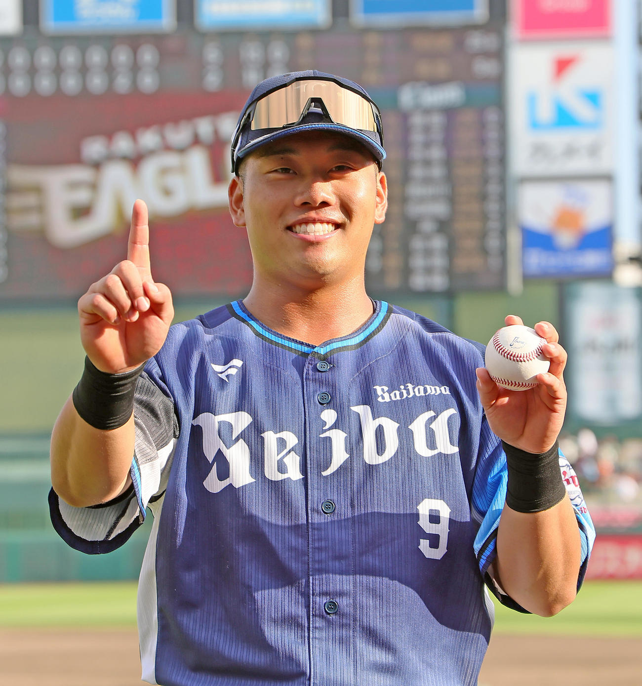 楽天対西武　プロ初本塁打の記念球を手に笑顔を見せる西武蛭間（撮影・足立雅史）