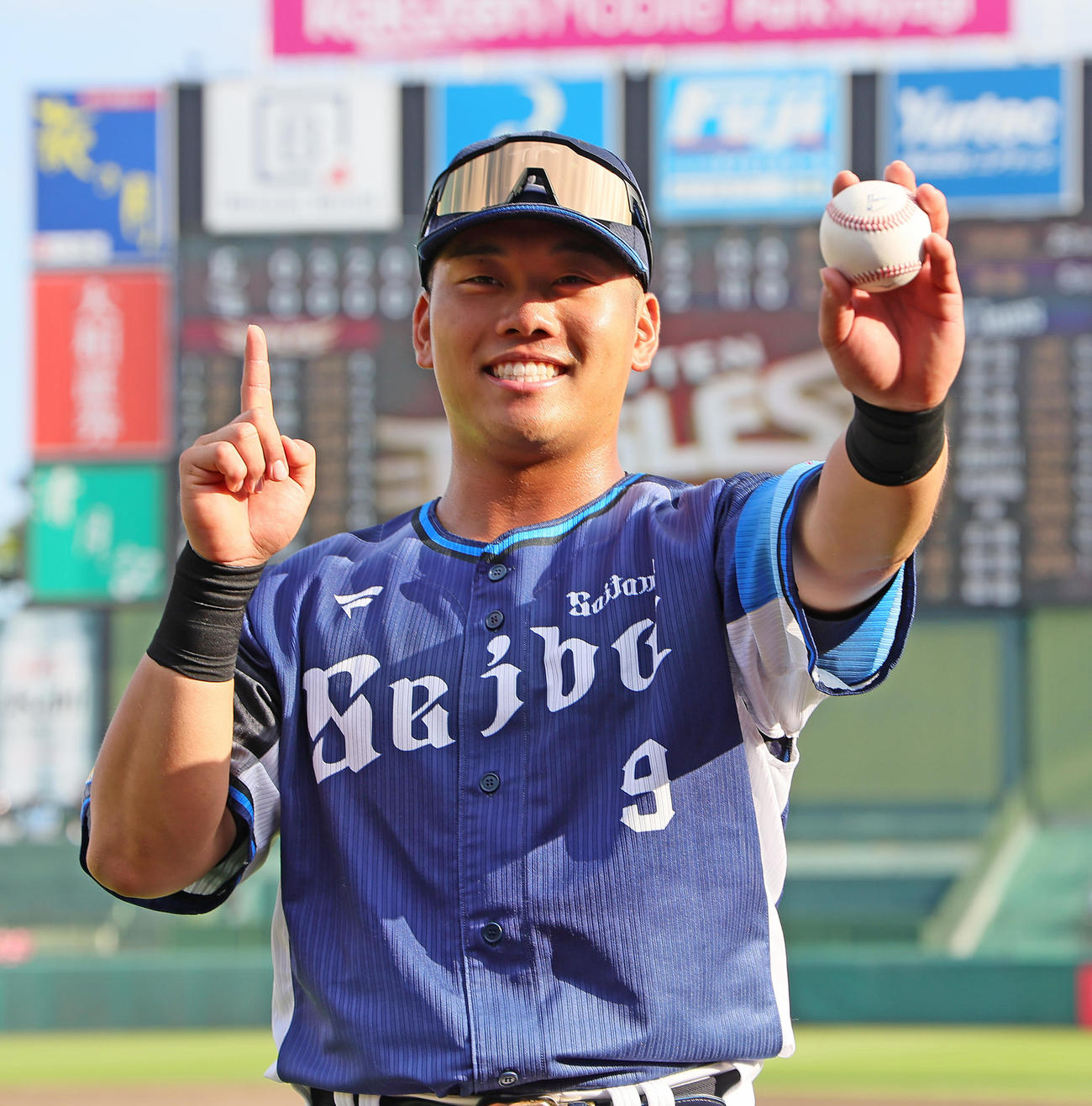 楽天対西武　プロ初本塁打の記念球を手に笑顔を見せる西武蛭間（撮影・足立雅史）
