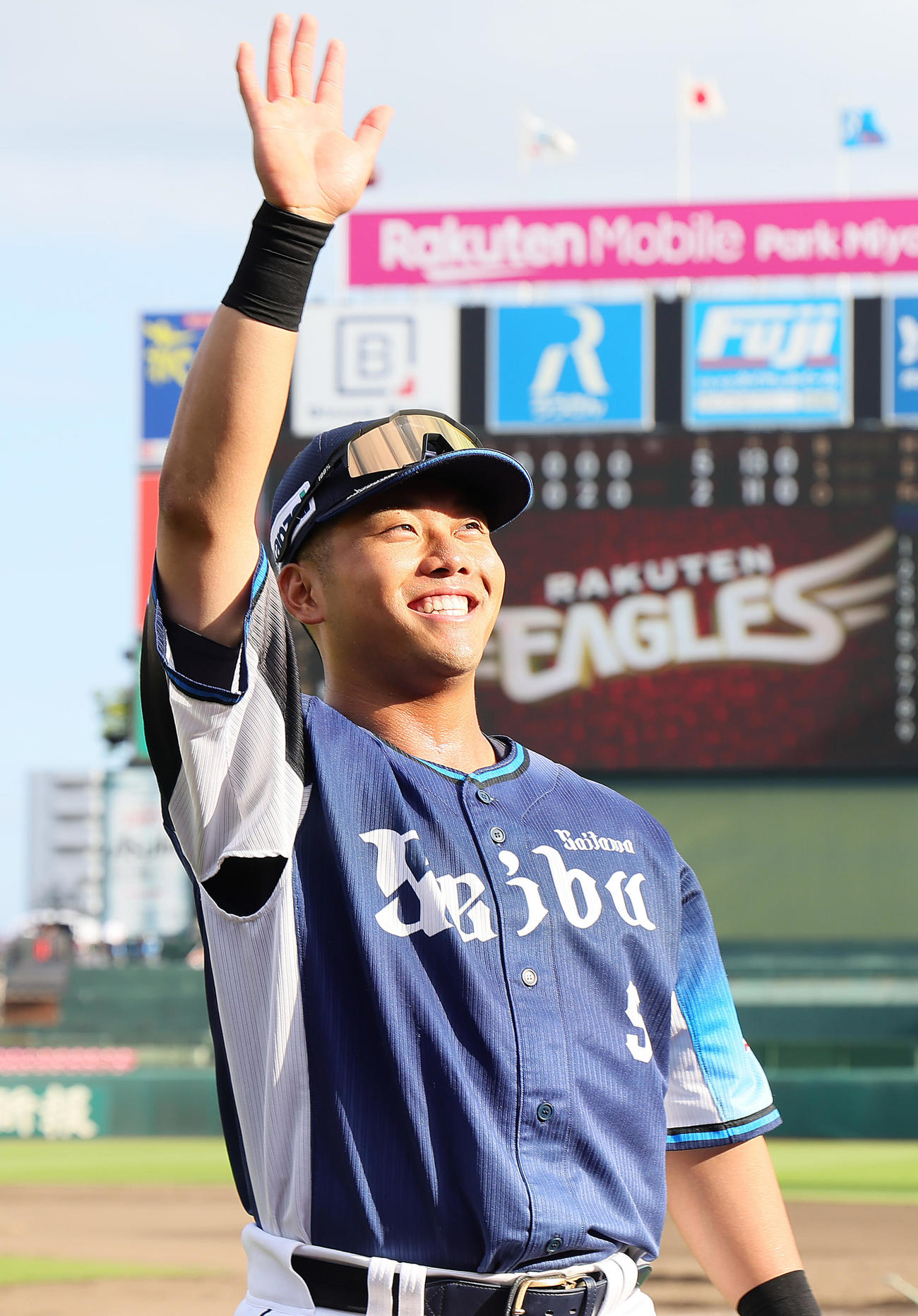 楽天対西武　スタンドに笑顔で手を振る西武蛭間（撮影・足立雅史）