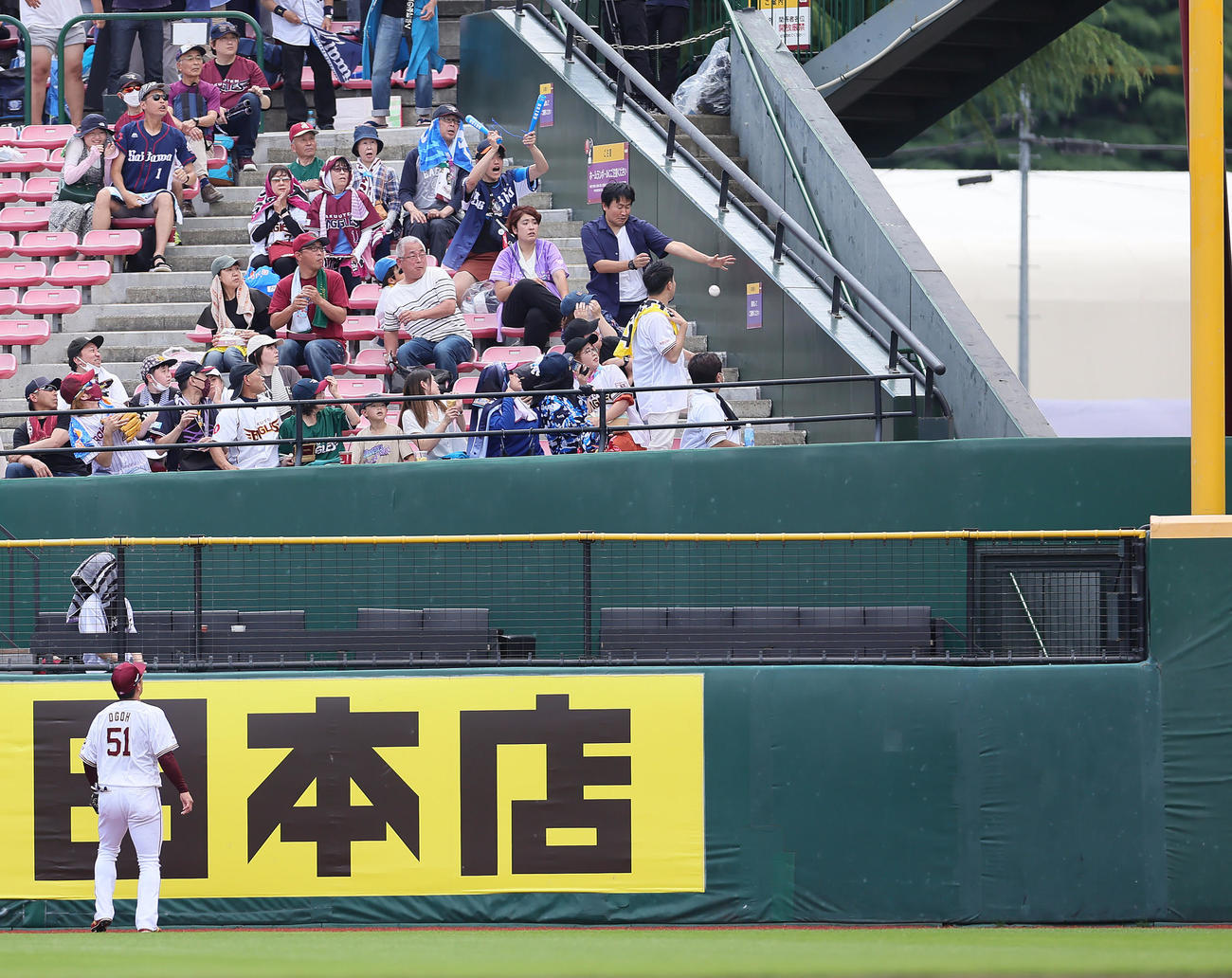 楽天対西武　2回表西武2死一、二塁、蛭間のプロ初本塁打となる3点本塁打の着弾点。楽天右翼手小郷（撮影・足立雅史）