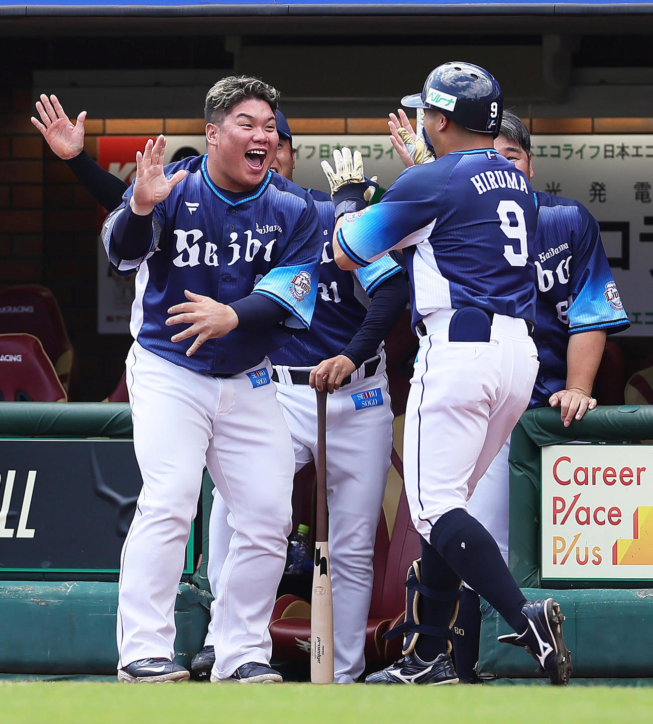 楽天対西武　2回表西武2死一、二塁、右越えにプロ初本塁打となる3点本塁打を放った蛭間（右）を笑顔で迎える渡部（撮影・足立雅史）