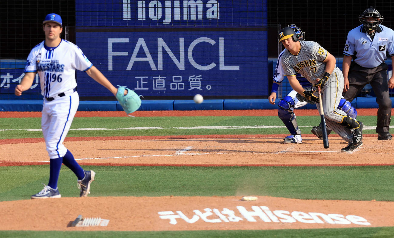 DeNA対阪神　7回表阪神無死、ノイジーは中前打を放つ。投手バウアー（撮影・浅見桂子）