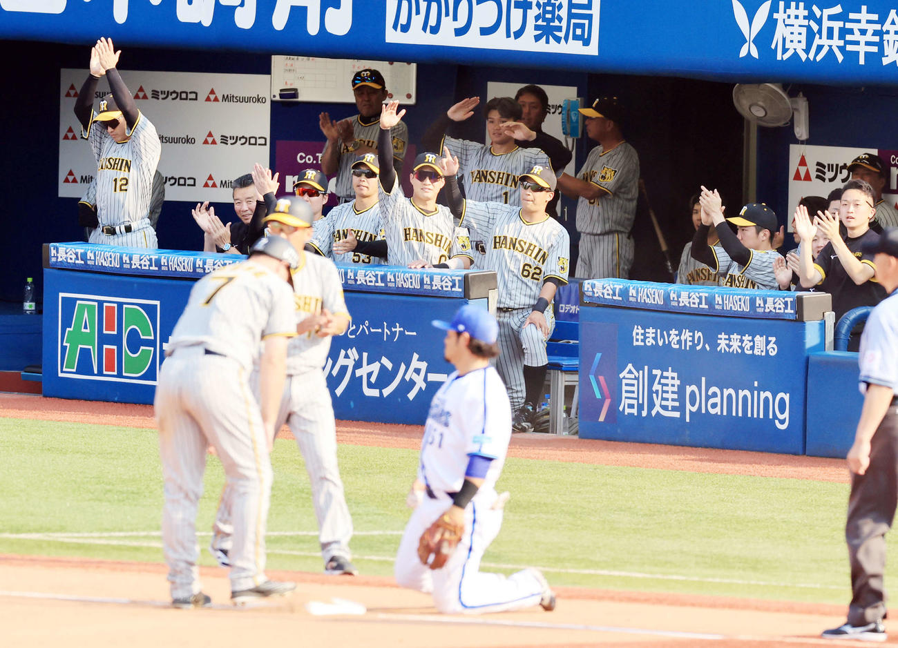 DeNA対阪神　7回表阪神無死一塁、中野の右前打で一塁走者ノイジー（手前左）が一気に三塁を突き、盛り上がる阪神ベンチ（撮影・浅見桂子）