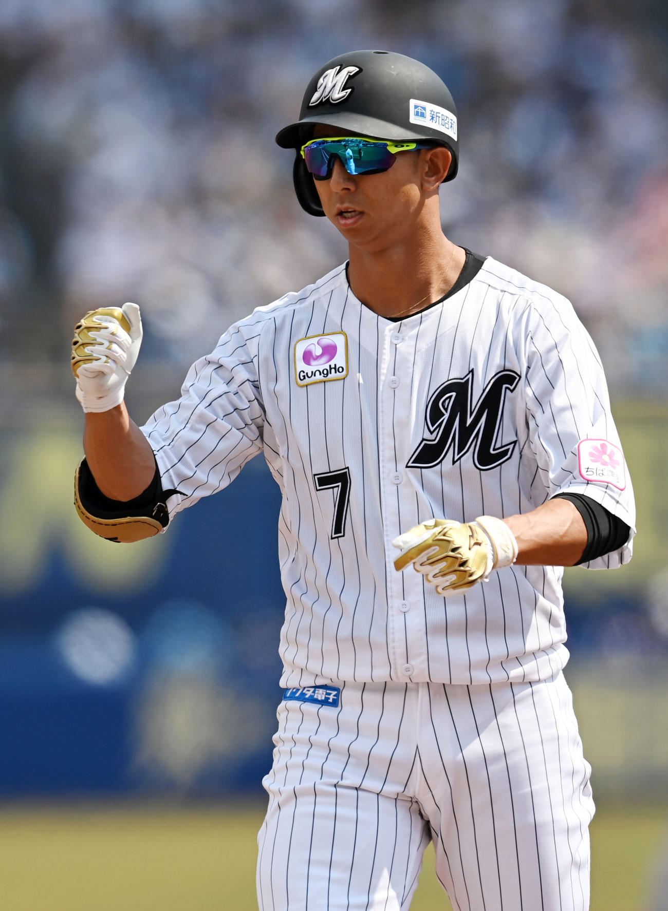 ロッテ対日本ハム　1回裏ロッテ1死、中前打を放ちタッチを交わす福田（撮影・横山健太）