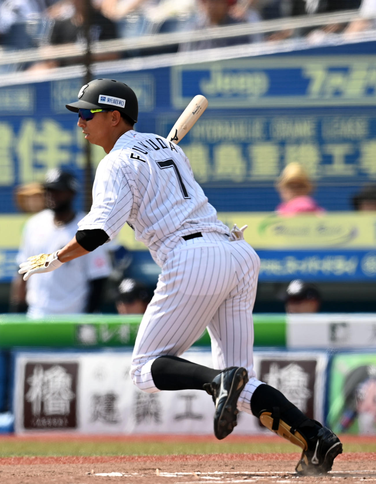 ロッテ対日本ハム　3回裏ロッテ1死、中前打を放つ福田（撮影・横山健太）