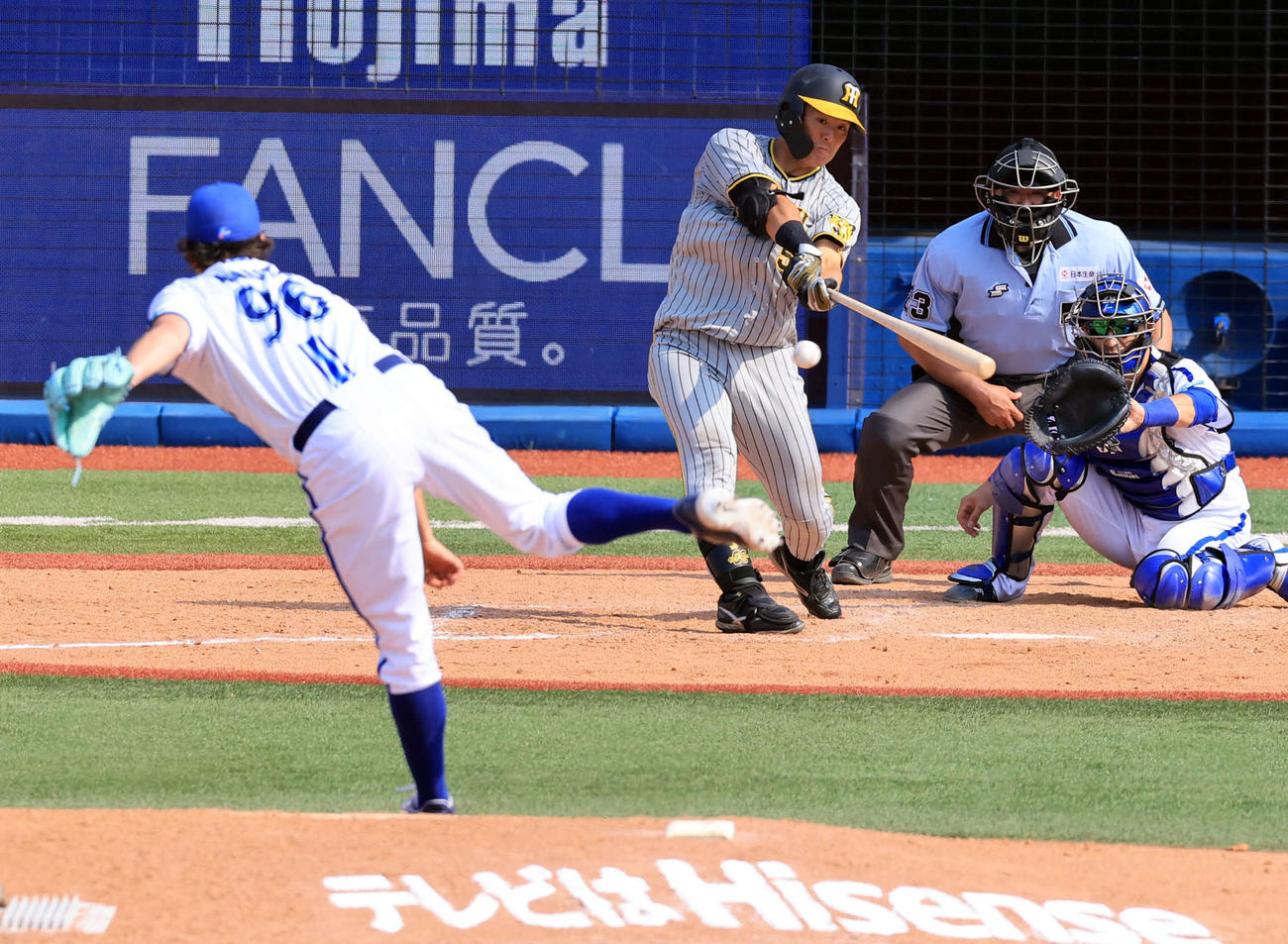 DeNA対阪神　5回表阪神2死一、二塁、前川は右適時打を放つ。投手バウアー（撮影・浅見桂子）