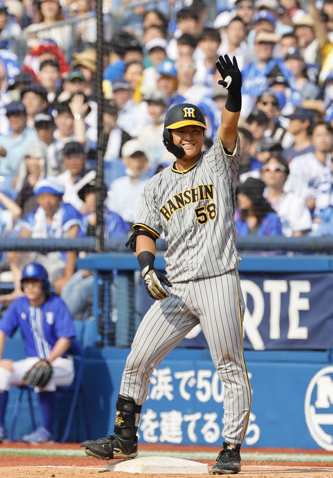DeNA対阪神　5回表阪神2死一、二塁、右前に適時打を放ちポーズをとる前川（撮影・藤尾明華）