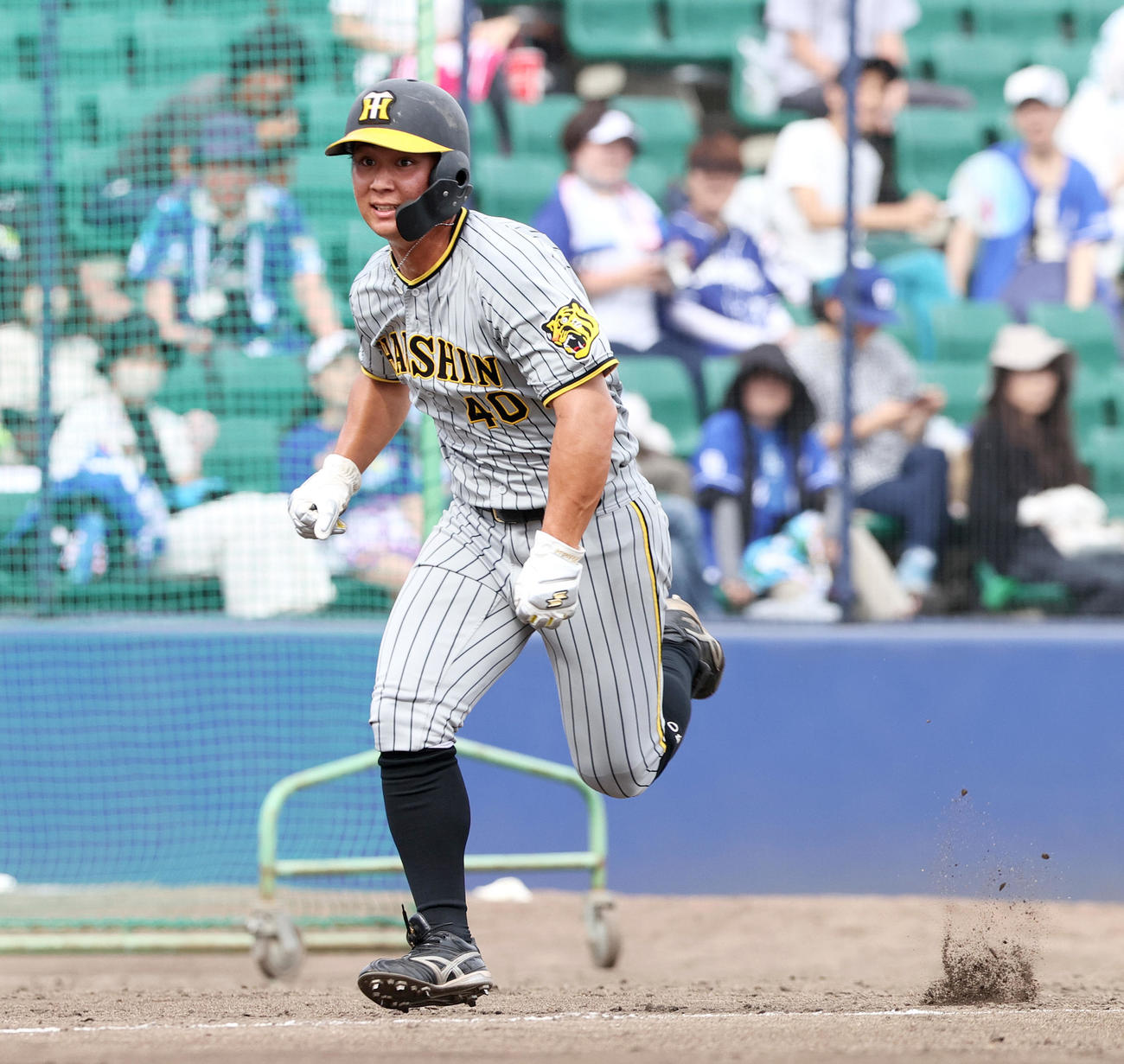 9回表阪神2死三塁、打者小野寺の時、三走井坪は暴投の間に生還する（撮影・上山淳一）
