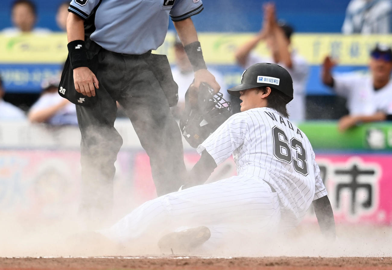 ロッテ対日本ハム　7回裏ロッテ1死三塁、石井一成の暴投で本塁へ生還する和田（撮影・横山健太）