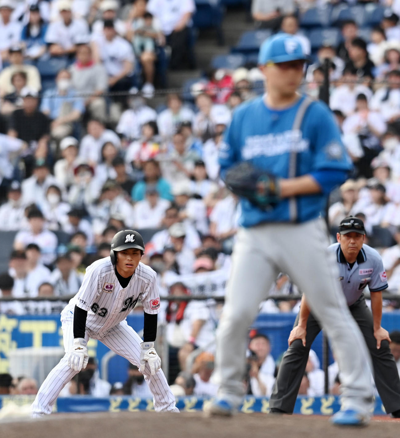 ロッテ対日本ハム　7回裏ロッテ無死一塁、代走で出塁する和田（撮影・横山健太）
