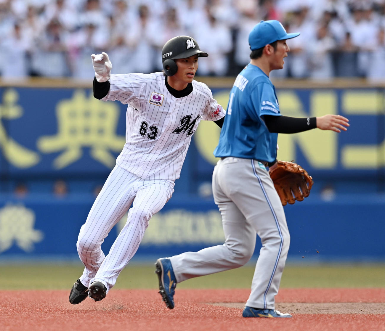 ロッテ対日本ハム　7回裏ロッテ無死一塁、生田目翼の暴投で進塁する和田（左）（撮影・横山健太）