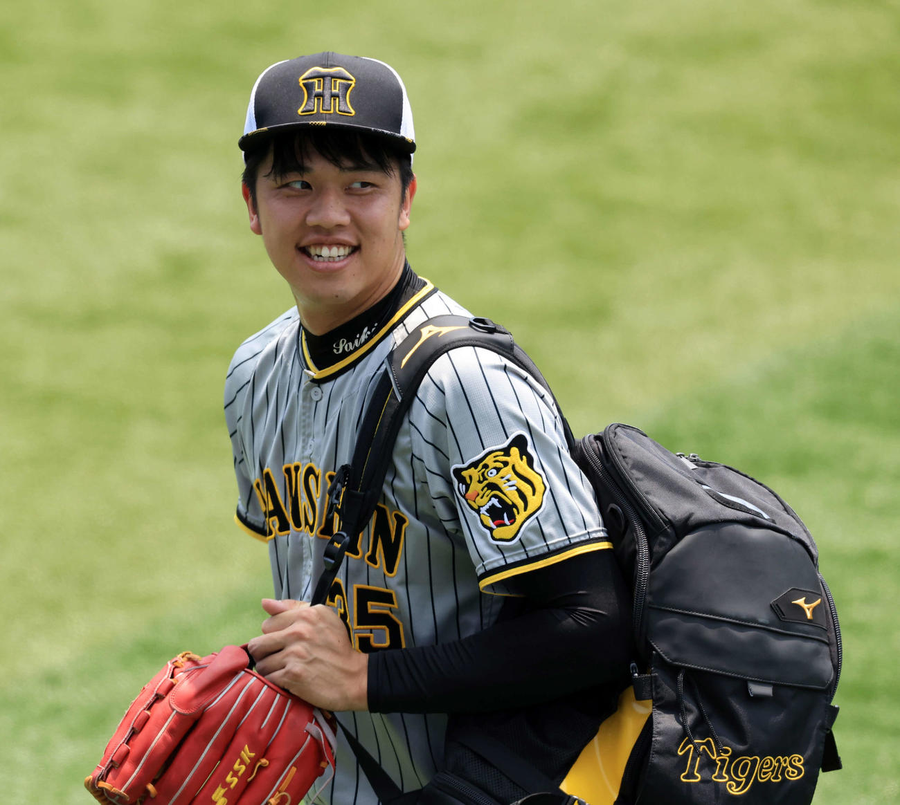 DeNA対阪神　試合前、笑みを浮かべて練習に向かう阪神才木（撮影・浅見桂子）