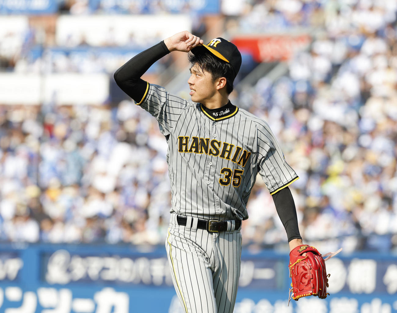 DeNA対阪神　5回を終えベンチに戻る阪神才木（撮影・藤尾明華）