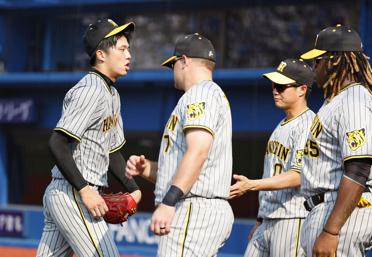 DeNA対阪神　5回を終えベンチに戻る阪神才木（撮影・藤尾明華）