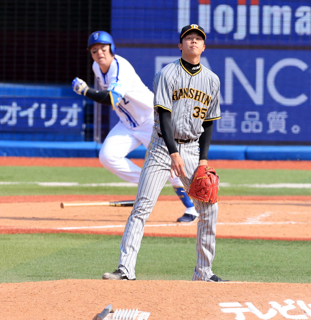 DeNA対阪神　5回裏DeNA2死、牧は中越え二塁打を許し打球を見つめる才木（撮影・浅見桂子）