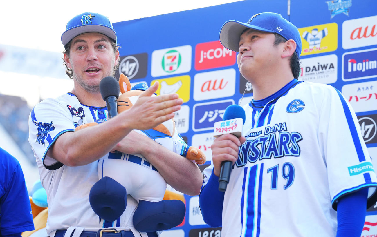 DeNA対阪神　阪神に3連勝しお立ち台で山崎（右）のインタビューを受けるDeNAバウアー（左）（撮影・垰建太）