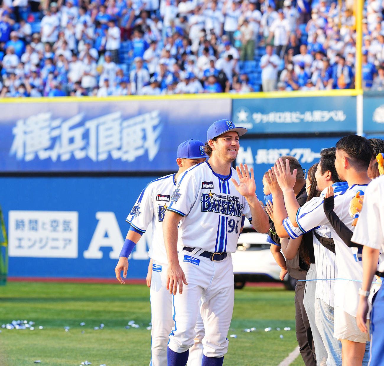 DeNA対阪神　阪神に3連勝しファンとタッチを交わすDeNAバウアー（撮影・垰建太）