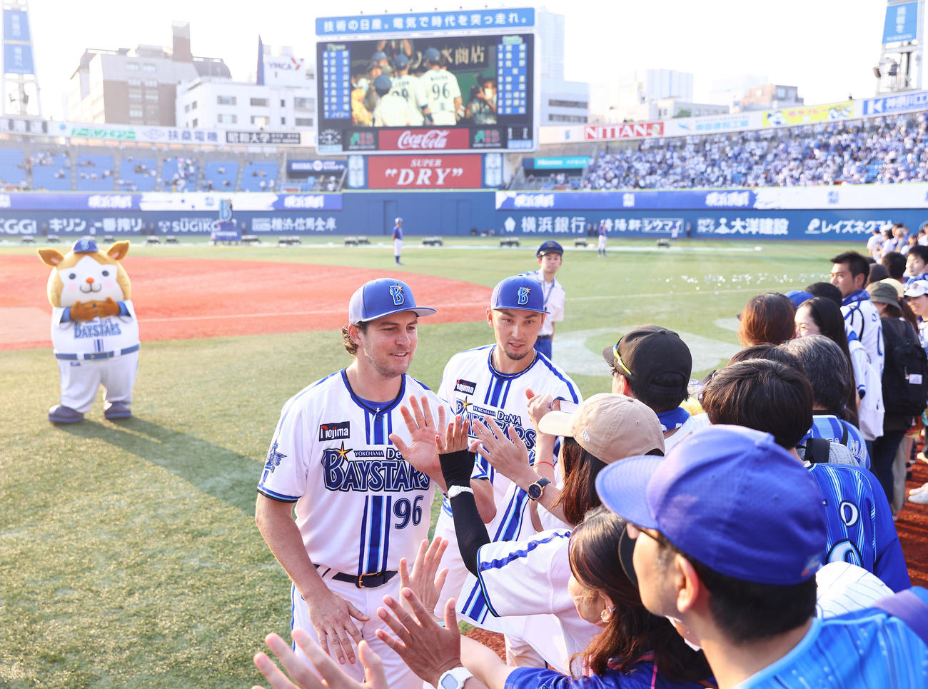 DeNA対阪神　阪神に3連勝しファンとタッチを交わすDeNAバウアー（左手前）と伊藤（撮影・垰建太）