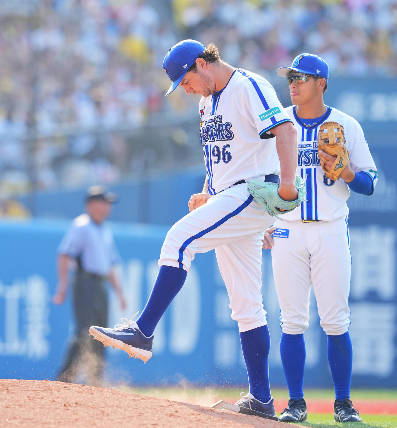DeNA対阪神　7回表阪神1死一、二塁、降板となり悔しげにマウンドの砂を蹴るバウアー（撮影・垰建太）