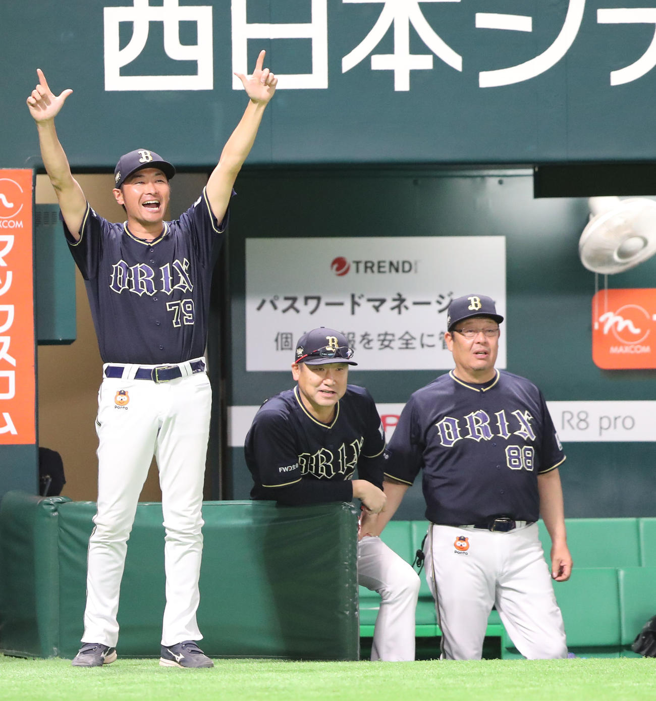ソフトバンク対オリックス　4回表オリックス2死満塁、杉本は左前に適時打を放つ、笑顔の中嶋監督（撮影・梅根麻紀）