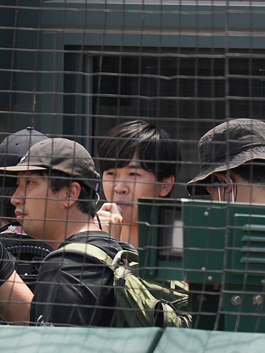 広島対巨人　試合前、選手紹介アナウンスをする鈴木福（中央）（撮影・狩俣裕三）