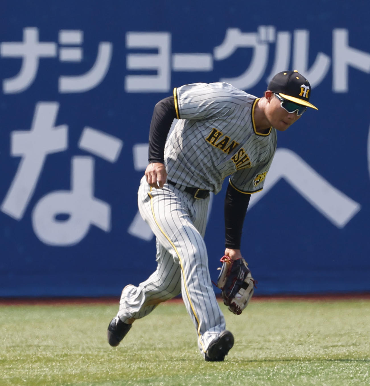 DeNA対阪神　2回裏DeNA1死二塁、ソトの左前打を捕球する阪神左翼手の森下（撮影・藤尾明華）