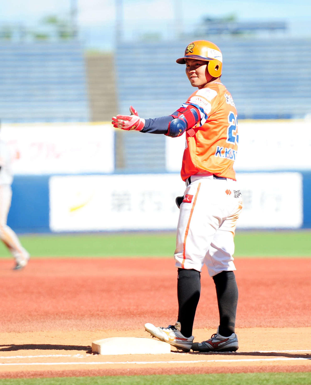 新潟対巨人3軍　8回裏1死一、三塁で栗山がこの日4安打目となる中前適時打を放ち、塁上で笑顔を見せる