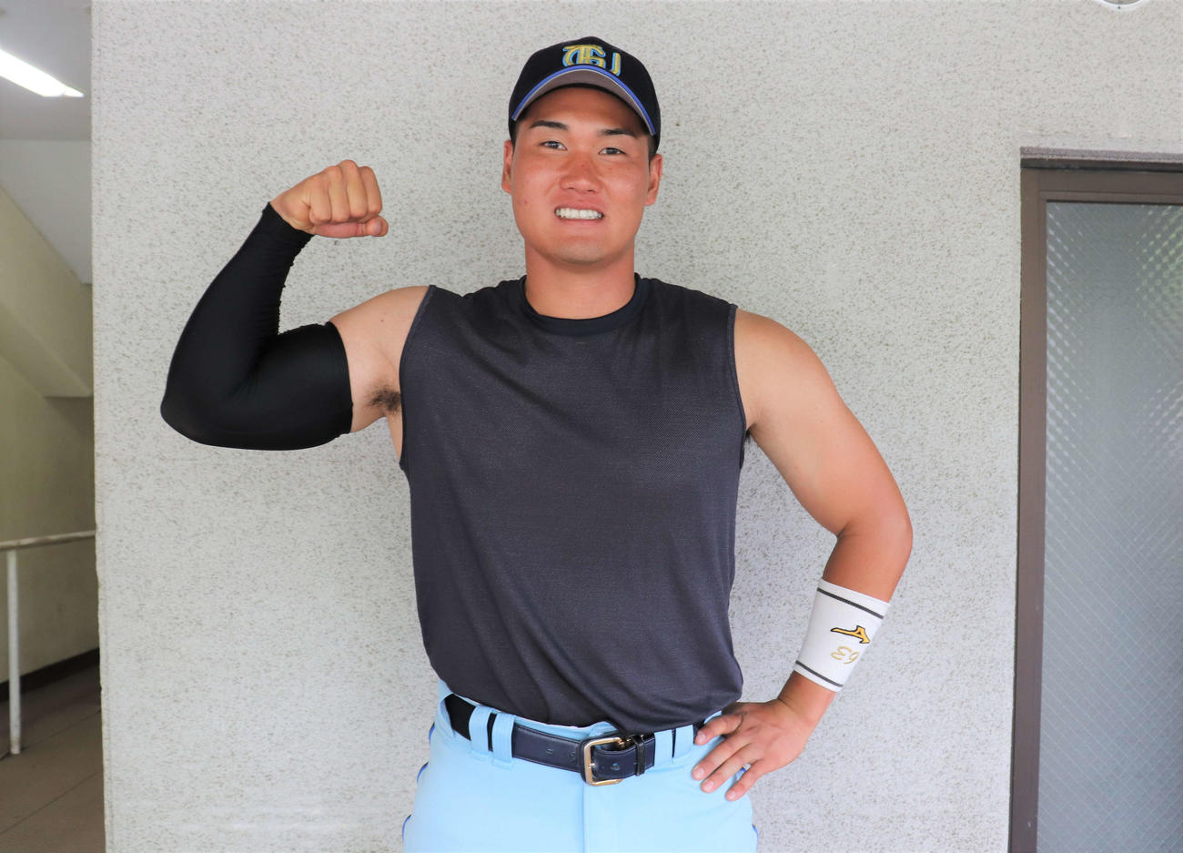 近畿学生選抜対阪神大学選抜　ポーズを決める近畿学生選抜の田中大聖（撮影・中島麗）