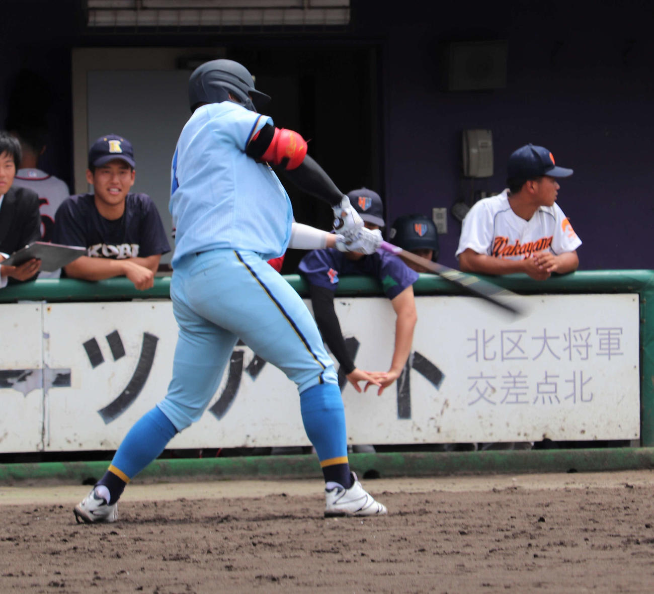 近畿学生選抜対阪神大学選抜　近畿学生選抜田中大聖の豪快なスイング（撮影・中島麗）