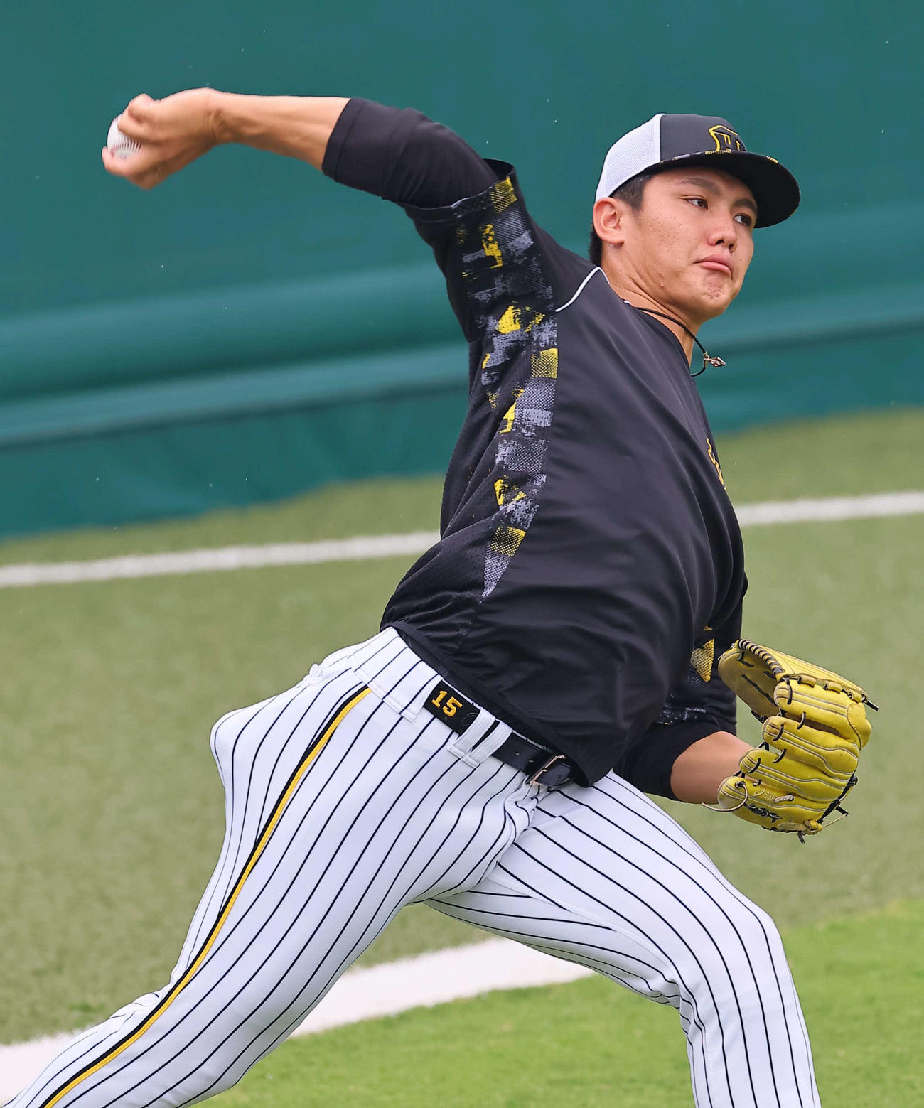 キャッチボールで調整をする西純（撮影・上田博志）