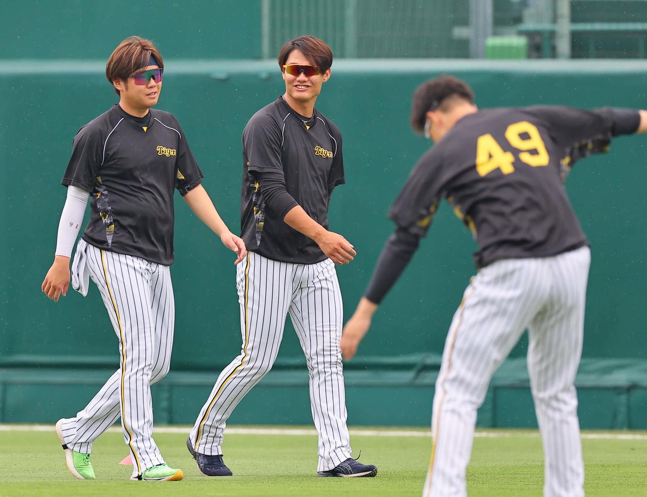 西勇（左）と話をする西純（撮影・上田博志）