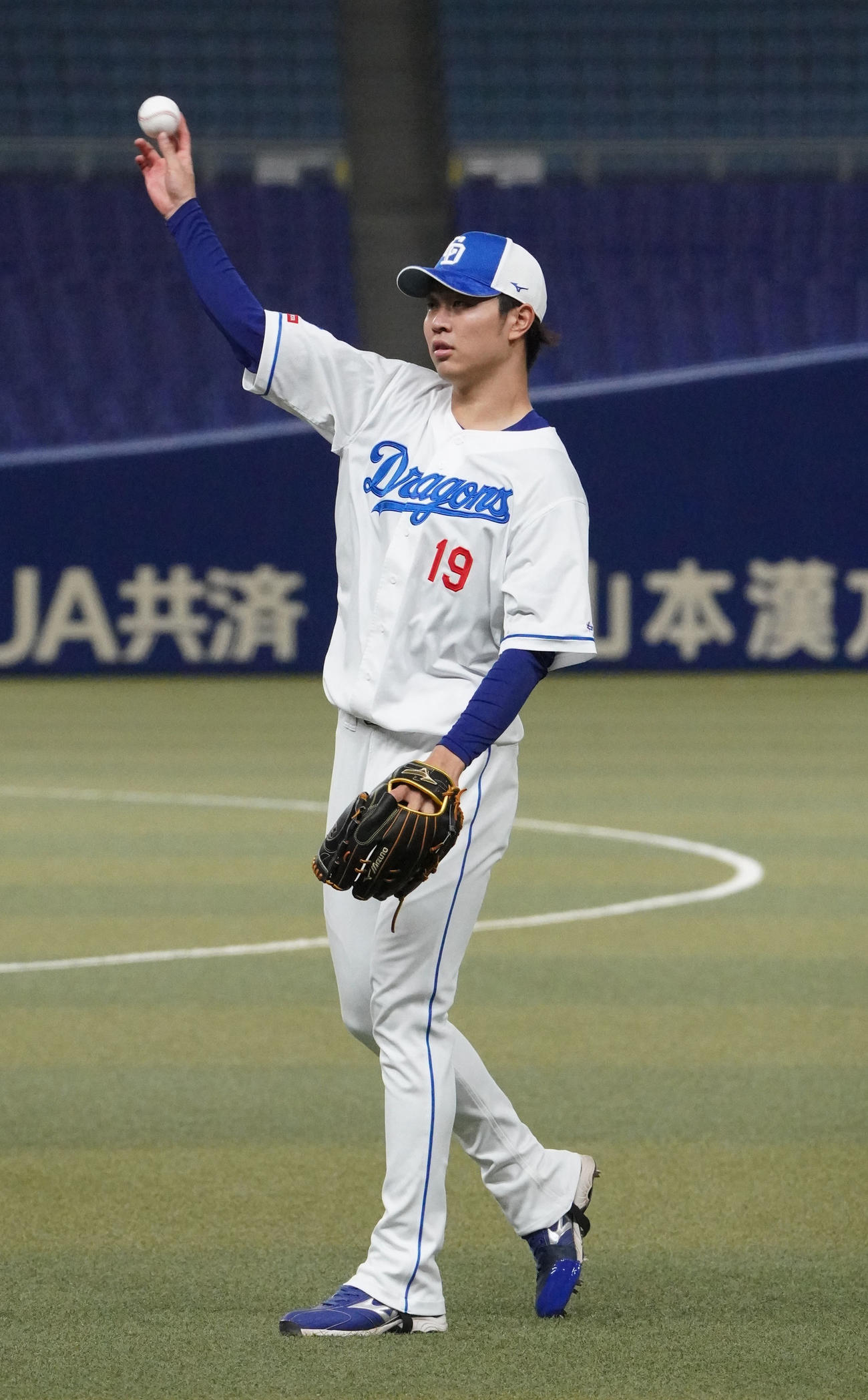 キャッチボールをする高橋宏（撮影・森本幸一）