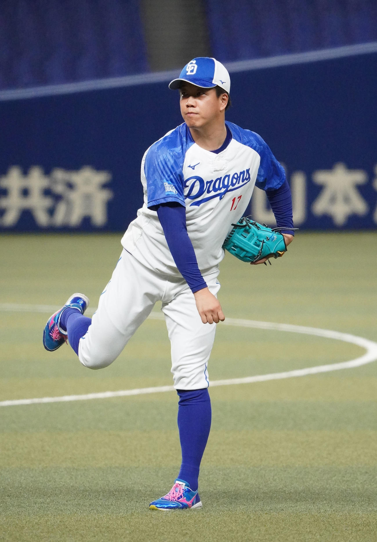 キャッチボールをする柳（撮影・森本幸一）