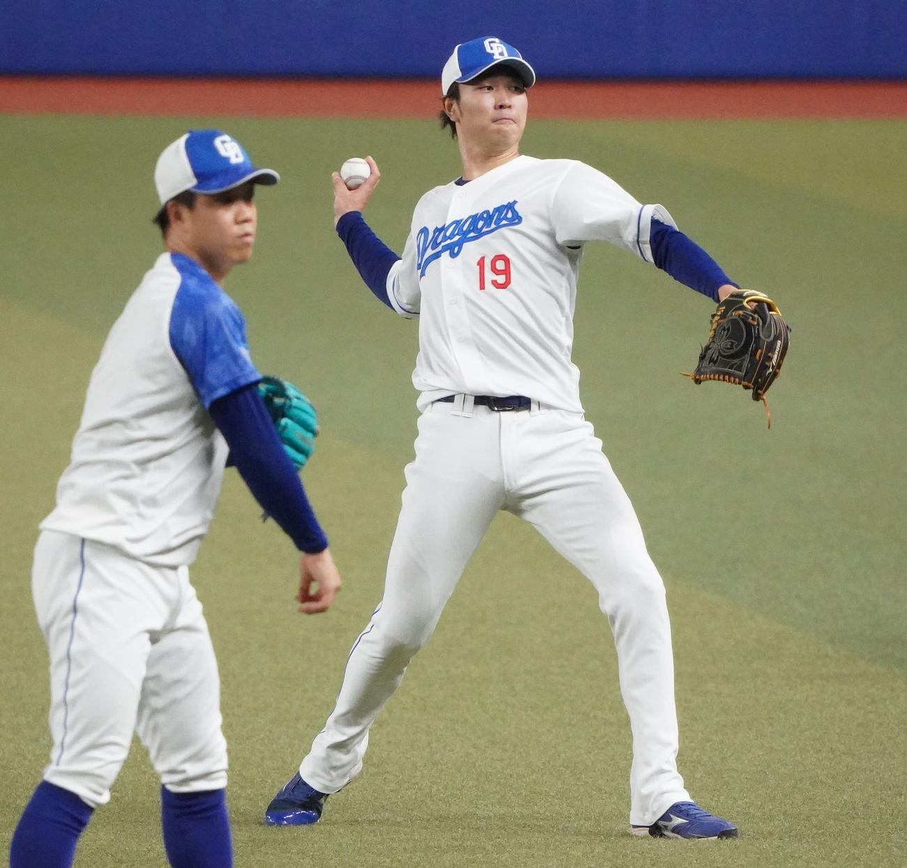 キャッチボールをする高橋宏（右）左は柳（撮影・森本幸一）