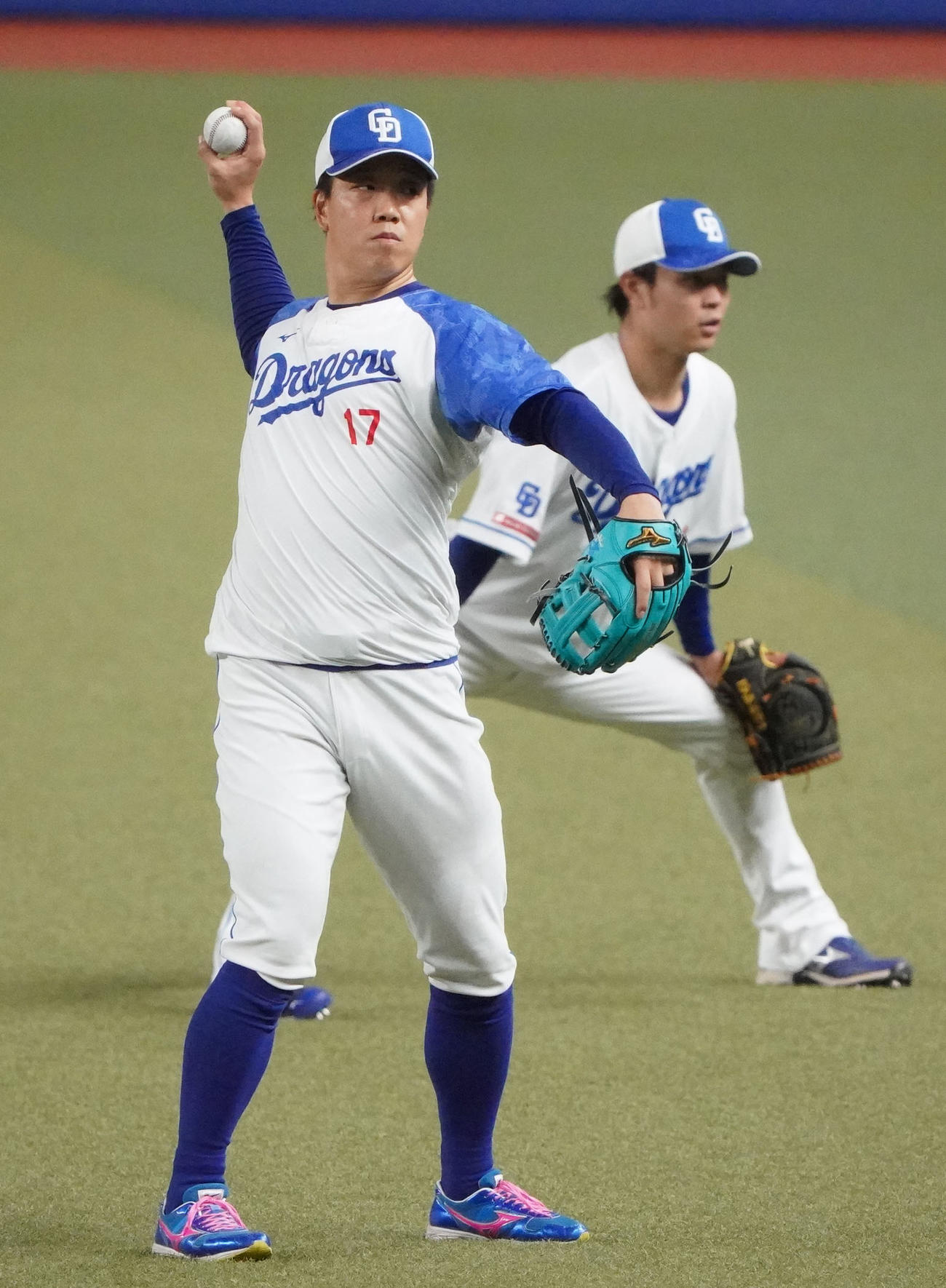 キャッチボールをする柳（左）右は高橋宏（撮影・森本幸一）
