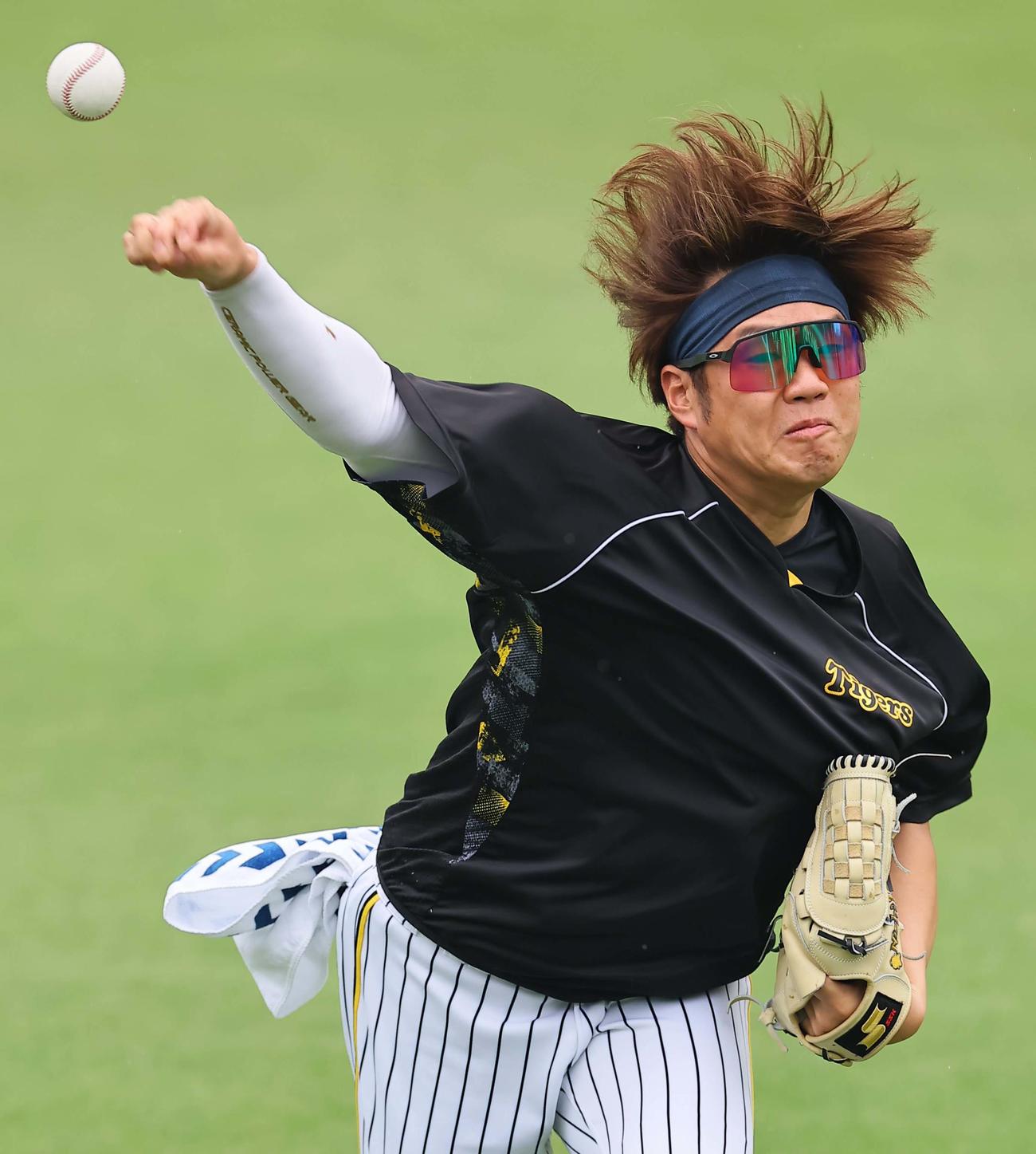 気合の表情でキャッチボールをする西勇（撮影・上田博志）