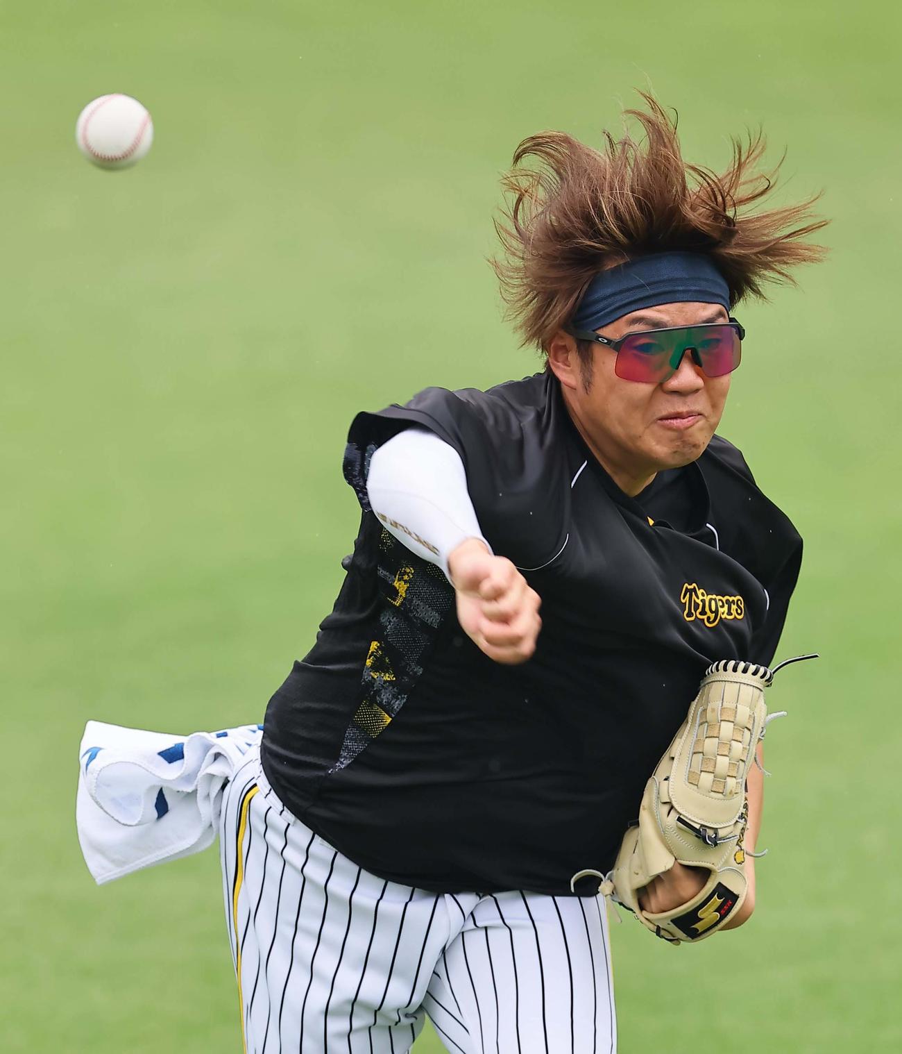 気合の表情でキャッチボールをする西勇（撮影・上田博志）