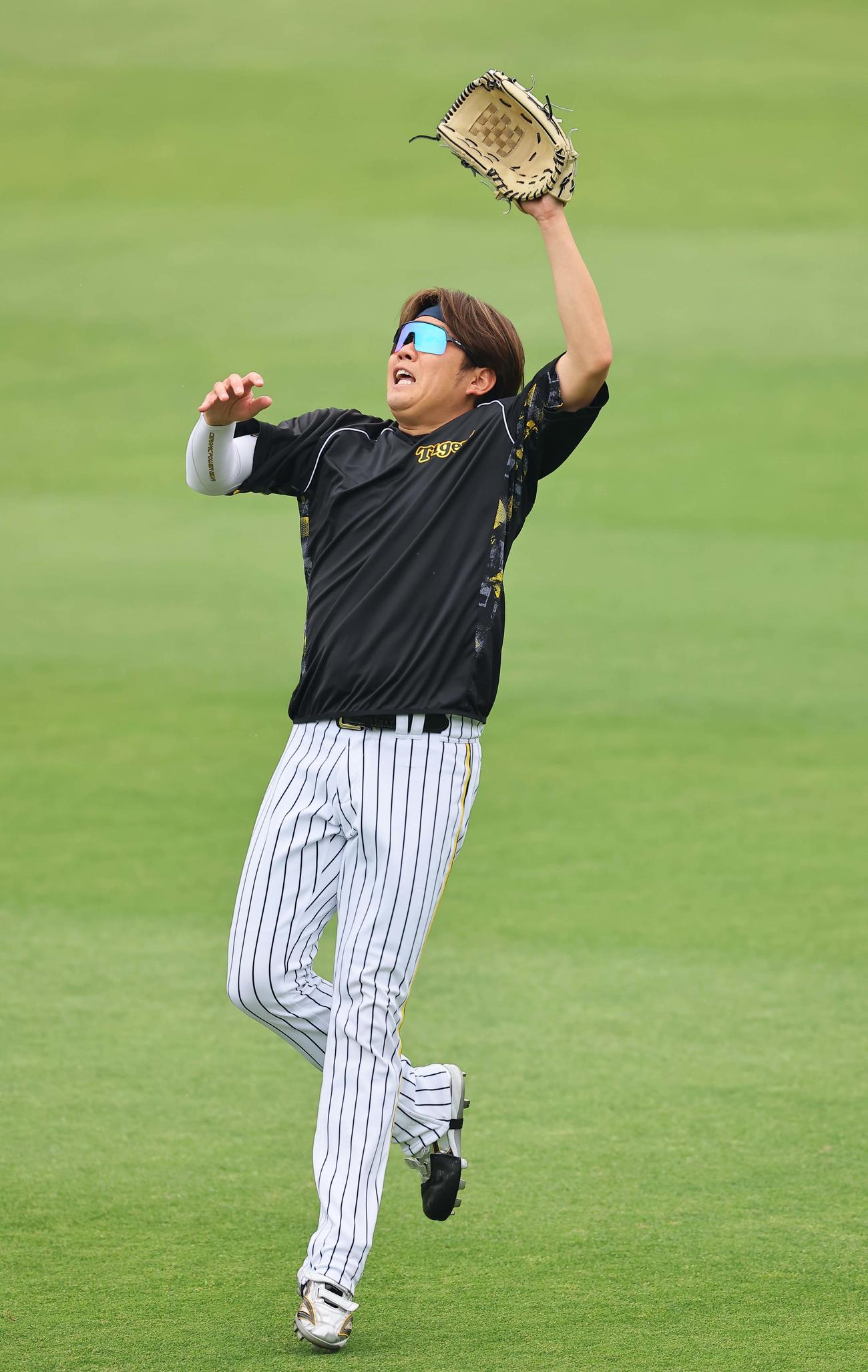キャッチボールをする西勇は高めのボールにグラブを伸ばす（撮影・上田博志）