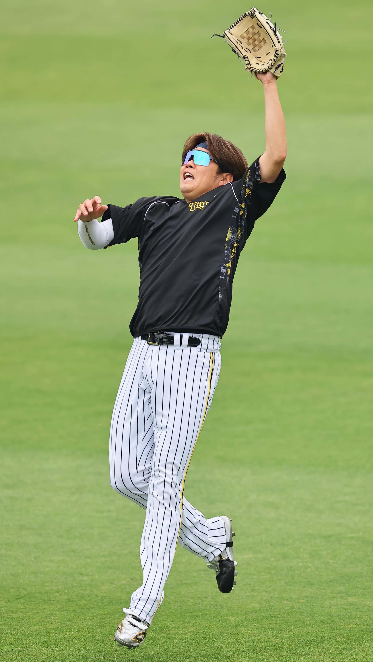 キャッチボールをする西勇は高めのボールにグラブを伸ばす（撮影・上田博志）