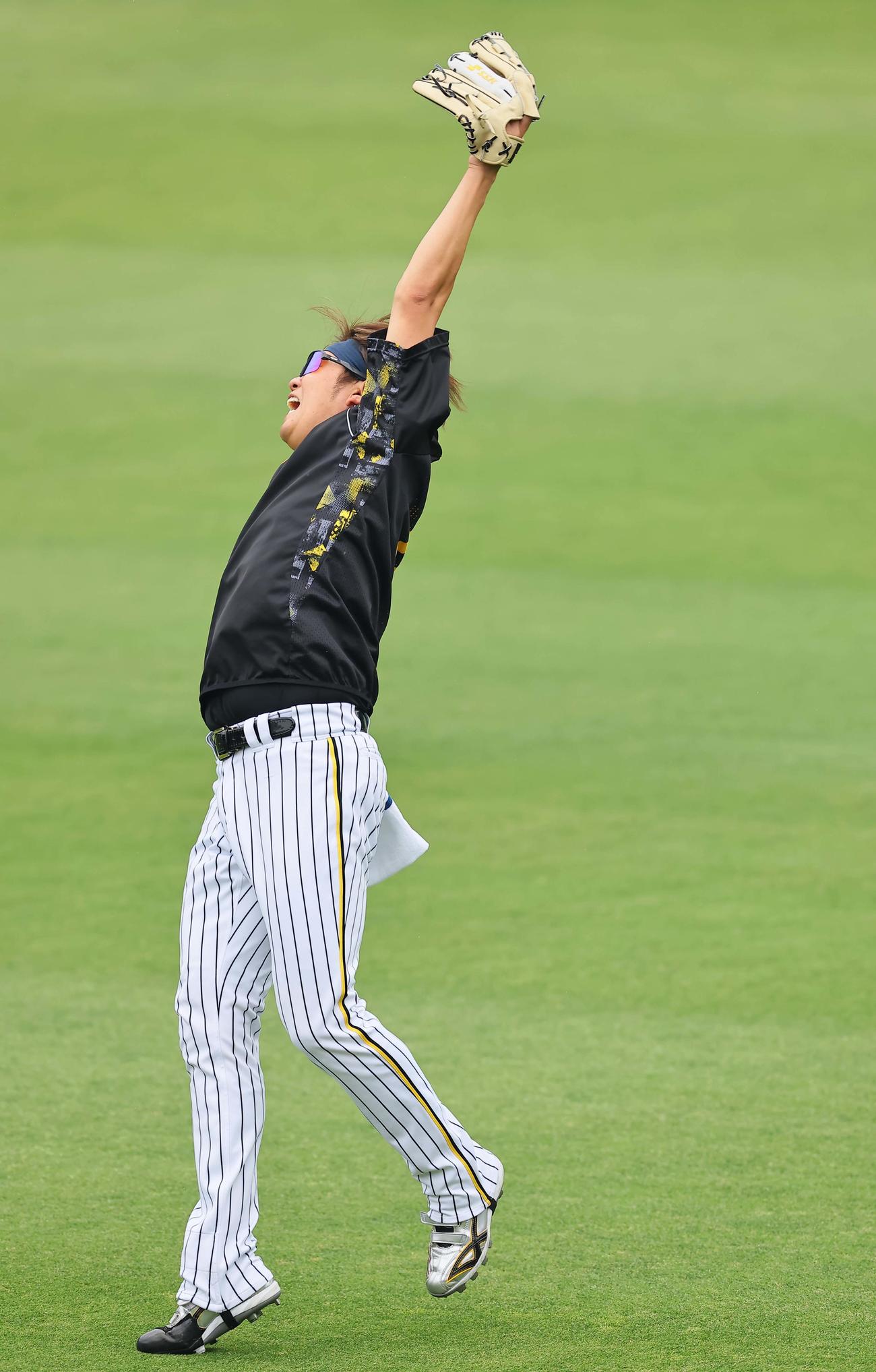 キャッチボールをする西勇は高めのボールにグラブを伸ばす（撮影・上田博志）
