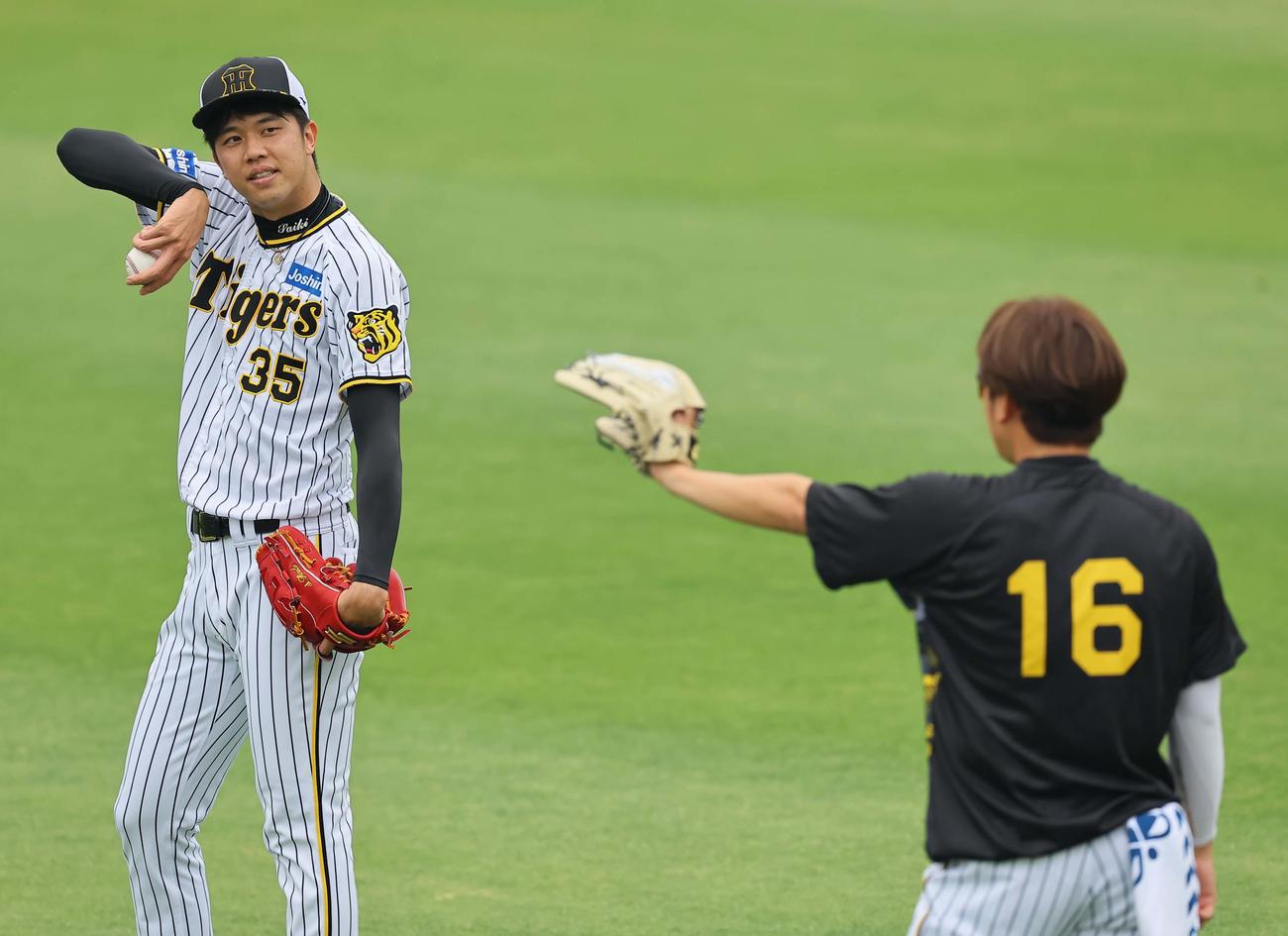 西勇（右）と話をする才木（撮影・上田博志）