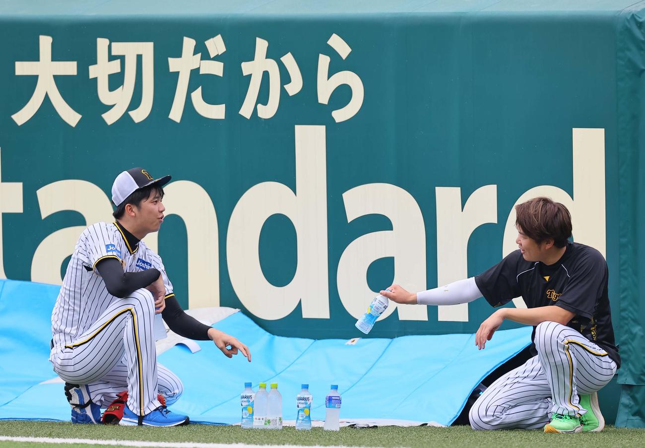 才木（左）と話をする西勇（撮影・上田博志）