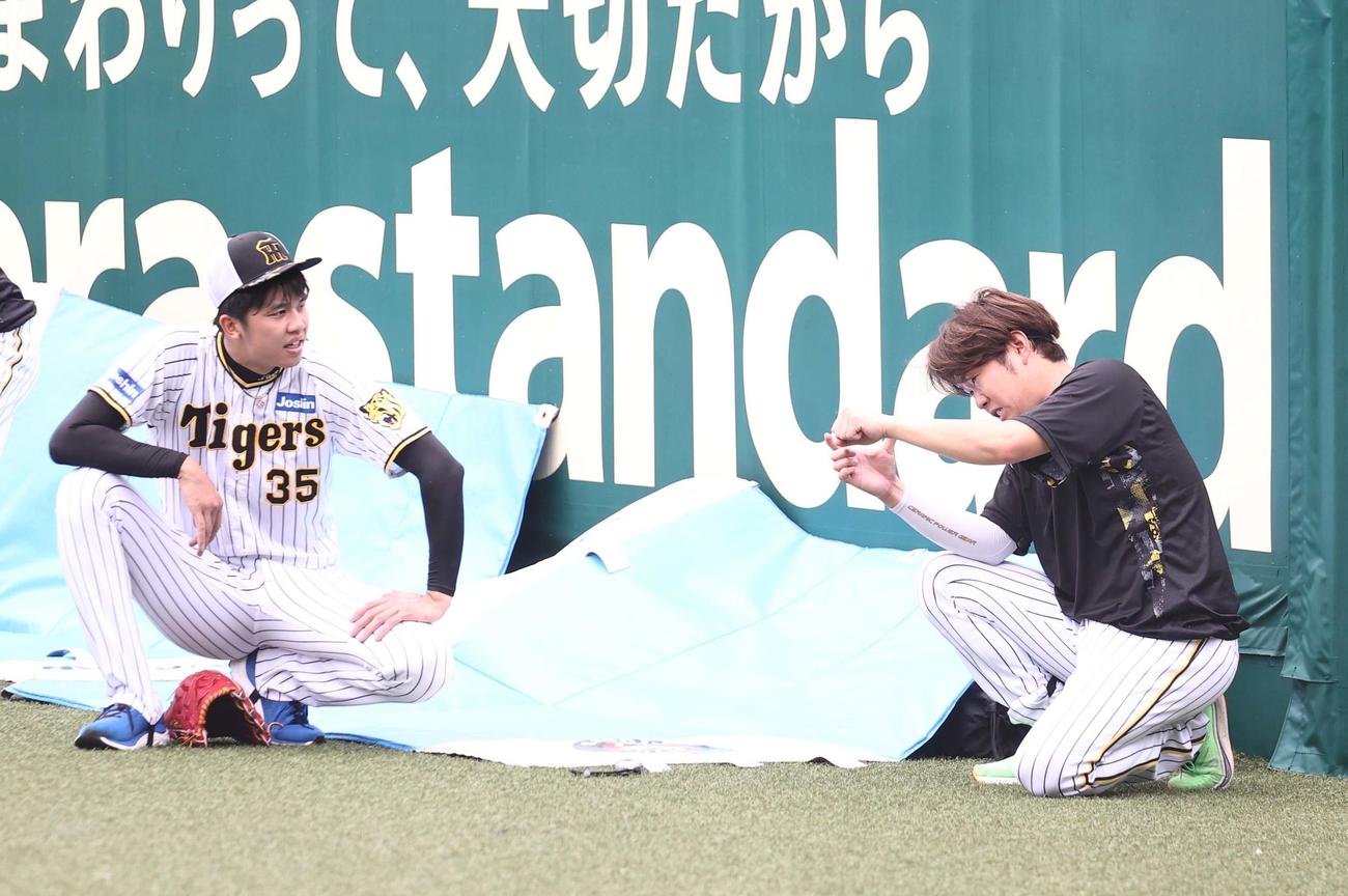 才木（左）と話をする西勇（撮影・上田博志）