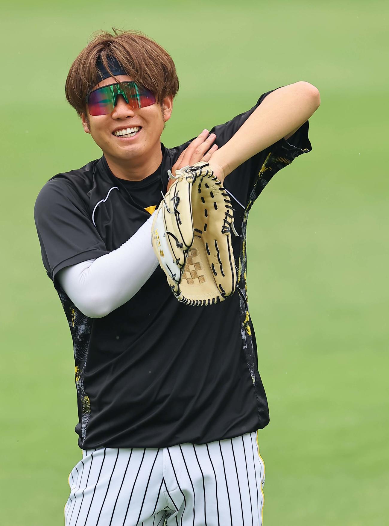 笑顔を見せながらキャッチボールをする西勇（撮影・上田博志）