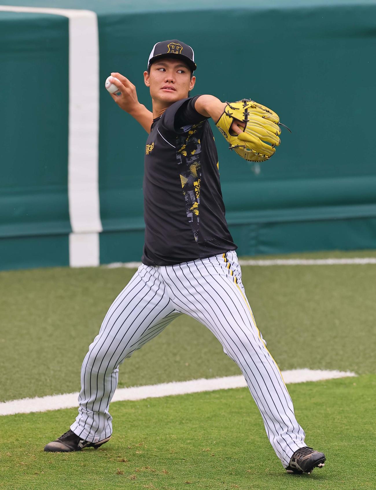 キャッチボールで調整をする西純（撮影・上田博志）