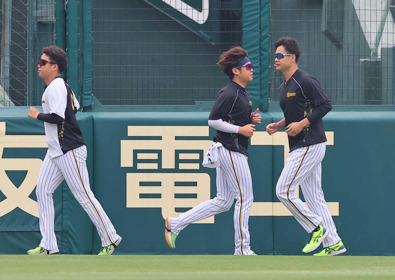 ランニングをして汗を流す左から村上、西勇輝大竹（撮影・上田博志）